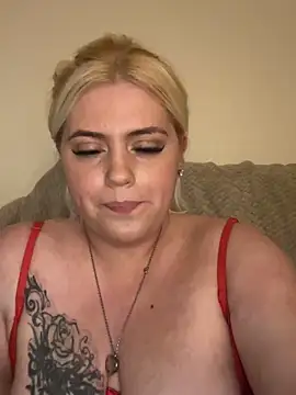 Snapshot of Blondiee3088 chatting on February 2, 3:32 am Blondiee3088 online show from February 2, 3:32 am