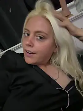 Snapshot of Blondiee3088 chatting on September 15, 4:01 am Blondiee3088 online show from September 15, 4:01 am