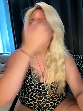 Snapshot of Blondiee3088 chatting on October 2, 11:17 am Blondiee3088 online show from October 2, 11:17 am