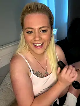 Snapshot of Blondiee3088 chatting on October 28, 11:58 am Blondiee3088 online show from October 28, 11:58 am