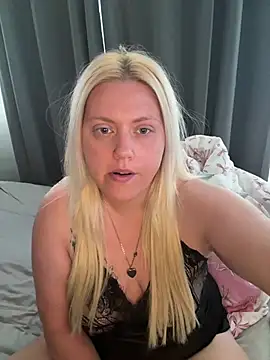 Blondiee3088 online show from August 3, 8:02 am