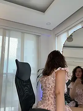 nicollefiorett online show from May 4, 10:28 pm