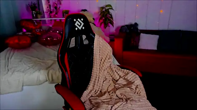 Makima lee online show from February 15, 11:50 am