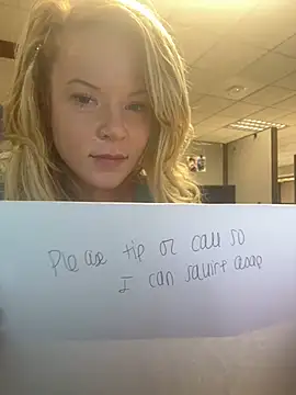 Snapshot of EllaSnow chatting on March 6, 10:47 pm EllaSnow online show from March 6, 10:47 pm