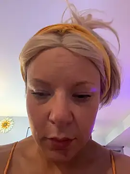 Snapshot of EllaSnow chatting on April 7, 6:41 pm EllaSnow online show from April 7, 6:41 pm