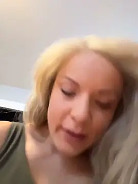 Snapshot of EllaSnow chatting on April 9, 12:54 pm EllaSnow online show from April 9, 12:54 pm