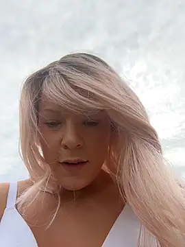 Snapshot of EllaSnow chatting on April 12, 10:15 pm EllaSnow online show from April 12, 10:15 pm