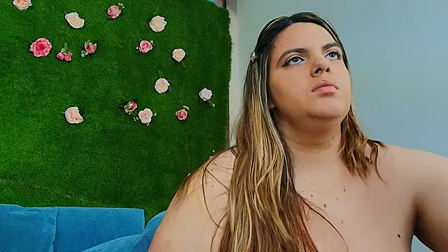 Huge Titties  online show from June 22, 7:11 pm