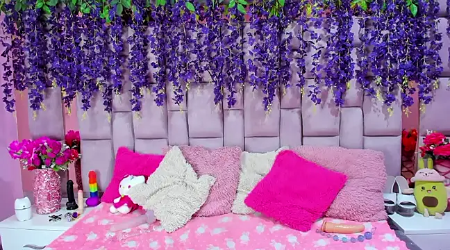 Snapshot of nathalia_pink chatting on December 4, 11:13 pm nathalia pink online show from December 4, 11:13 pm