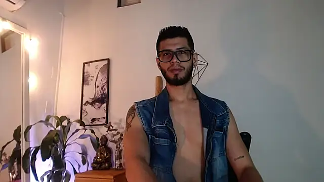 Snapshot of Colby_brown03 chatting on May 20, 3:02 am Colby brown03 online show from May 20, 3:02 am