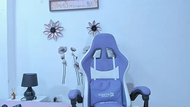 Snapshot of AnneGagner chatting on December 5, 9:50 pm AnneGagner online show from December 5, 9:50 pm