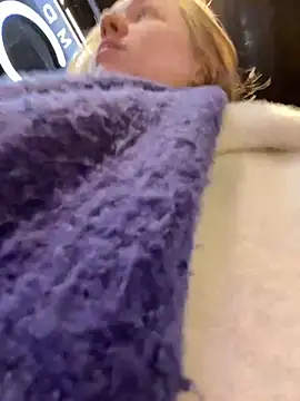 SuzieMurray online show from December 18, 9:14 am