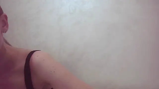 Snapshot of CaitlinaJayne23 chatting on October 25, 4:42 am CaitlinaJayne23 online show from October 25, 4:42 am