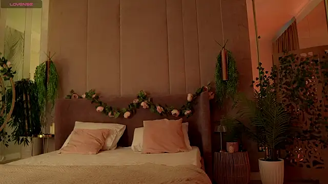 Snapshot of Smiley_Mia chatting on October 12, 5:06 am Smiley Mia online show from October 12, 5:06 am