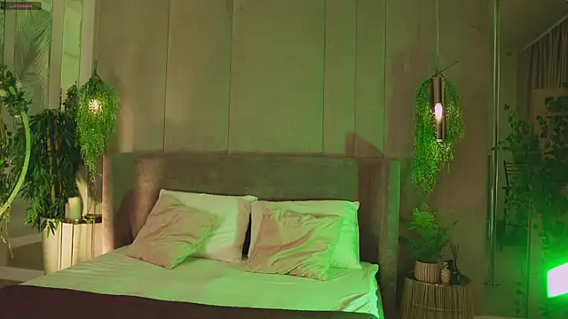 Snapshot of Smiley_Mia chatting on November 21, 5:06 am Smiley Mia online show from November 21, 5:06 am