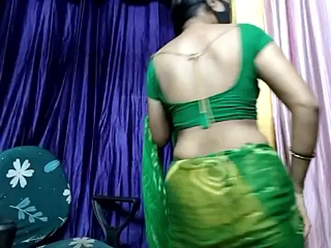 Snapshot of poojaxxx65 chatting on June 4, 9:43 pm poojaxxx65 online show from June 4, 9:43 pm