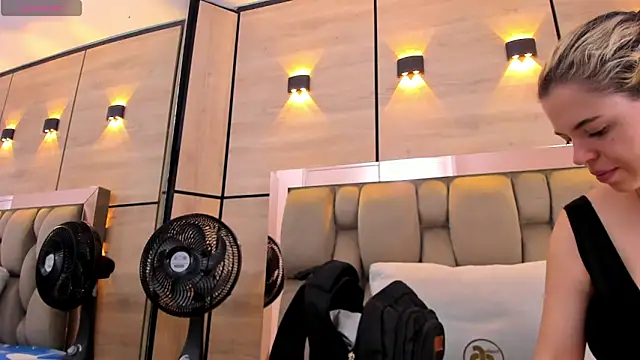 Snapshot of dorothy_vegga chatting on November 21, 4:00 am dorothy vegga online show from November 21, 4:00 am