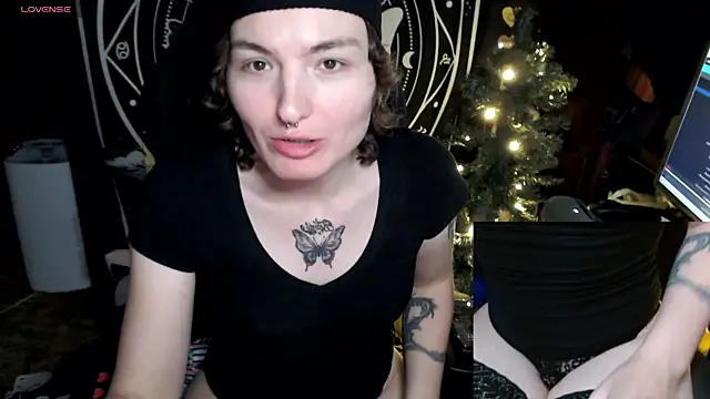 Snapshot of BrandiWRLD_999 chatting on December 13, 5:38 am BrandiWRLD 999 online show from December 13, 5:38 am