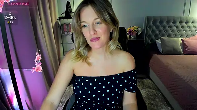 Snapshot of I_D_A chatting on October 22, 1:06 am I D A online show from October 22, 1:06 am