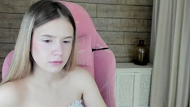 Snapshot of MilanaBalmain chatting on November 22, 4:22 am MilanaBalmain online show from November 22, 4:22 am