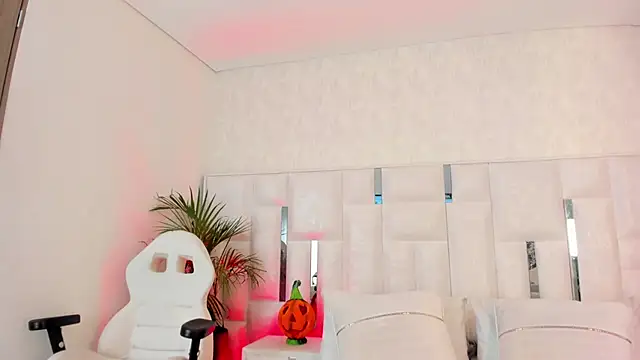 im nika  online show from October 31, 1:34 pm