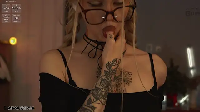 Snapshot of ManiFreyja chatting on February 9, 6:45 pm ManiFreyja online show from February 9, 6:45 pm