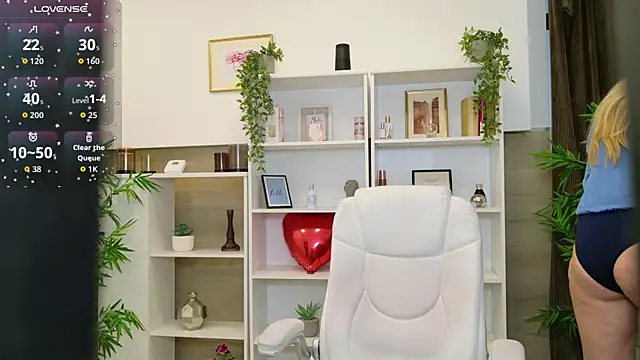 Snapshot of LadyLeea chatting on June 24, 3:27 am LadyLeea online show from June 24, 3:27 am