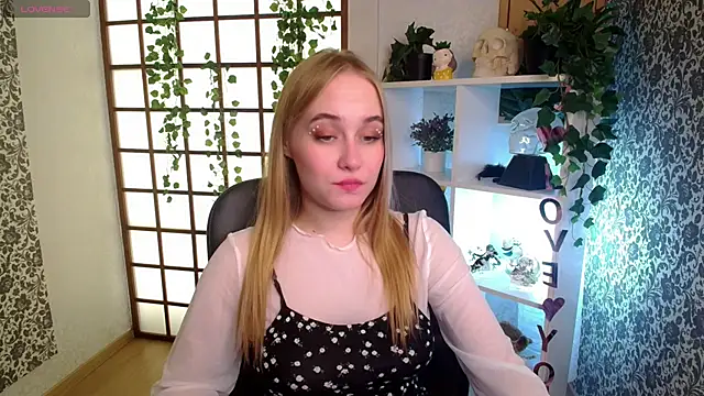 Snapshot of LianaBright chatting on December 11, 5:32 am LianaBright online show from December 11, 5:32 am