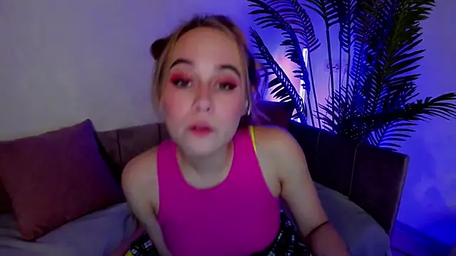 Snapshot of LianaBright chatting on December 28, 5:25 pm LianaBright online show from December 28, 5:25 pm