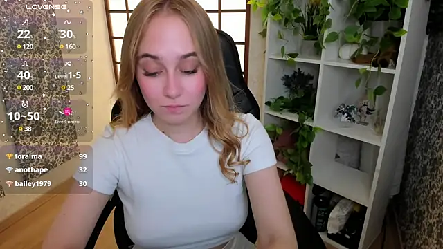 Snapshot of LianaBright chatting on February 1, 4:56 am LianaBright online show from February 1, 4:56 am