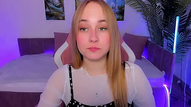 Snapshot of LianaBright chatting on March 6, 8:41 am LianaBright online show from March 6, 8:41 am