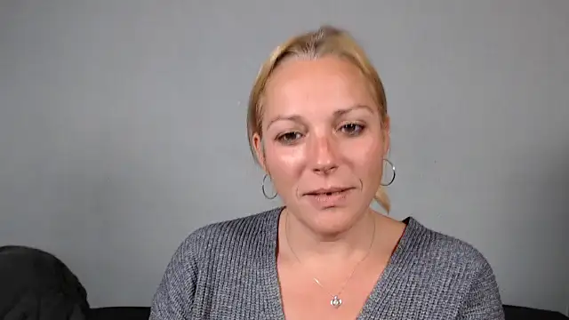 Doucelouve9 online show from December 18, 5:19 pm