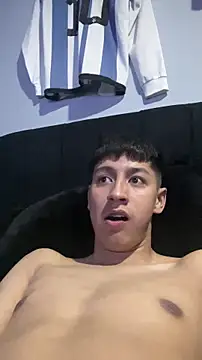 Snapshot of Stiven_017 chatting on February 14, 1:35 am Stiven 017 online show from February 14, 1:35 am