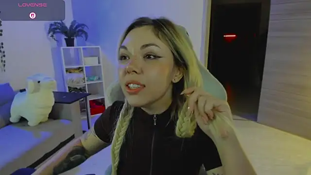 whoa-hoa-hoa-hoa-hoa online show from December 17, 9:10 pm