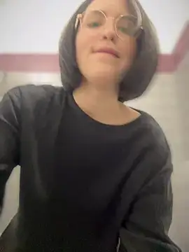 Snapshot of meow_girl chatting on December 13, 1:12 pm meow girl online show from December 13, 1:12 pm