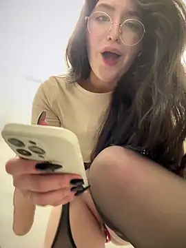 Snapshot of meow_girl chatting on February 2, 1:19 pm meow girl online show from February 2, 1:19 pm