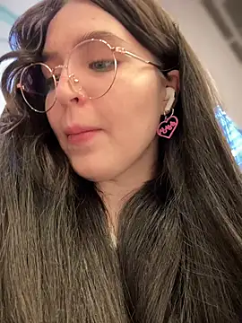 Snapshot of meow_girl chatting on February 21, 2:06 pm meow girl online show from February 21, 2:06 pm