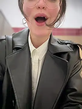 Snapshot of meow_girl chatting on March 7, 10:13 am meow girl online show from March 7, 10:13 am