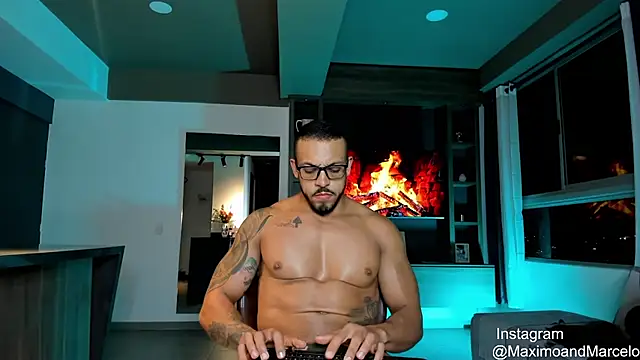 Snapshot of Maximo_Marcelo chatting on February 18, 2:16 am Maximo Marcelo online show from February 18, 2:16 am