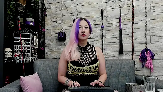 Snapshot of CruelMistress chatting on November 22, 4:11 am CruelMistress online show from November 22, 4:11 am