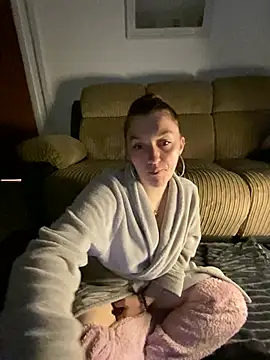 Snapshot of Stoner_BarbieXX chatting on February 28, 11:12 pm Stoner BarbieXX online show from February 28, 11:12 pm