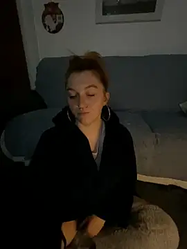 Snapshot of Stoner_BarbieXX chatting on December 13, 10:59 pm Stoner BarbieXX online show from December 13, 10:59 pm