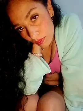 Snapshot of chloewildd_ chatting on December 12, 3:32 am chloewildd online show from December 12, 3:32 am