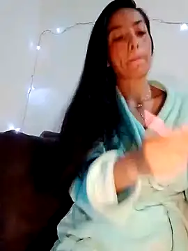 Snapshot of chloewildd_ chatting on December 21, 9:01 am chloewildd online show from December 21, 9:01 am