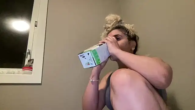 brithneysquirt online show from March 11, 8:37 pm