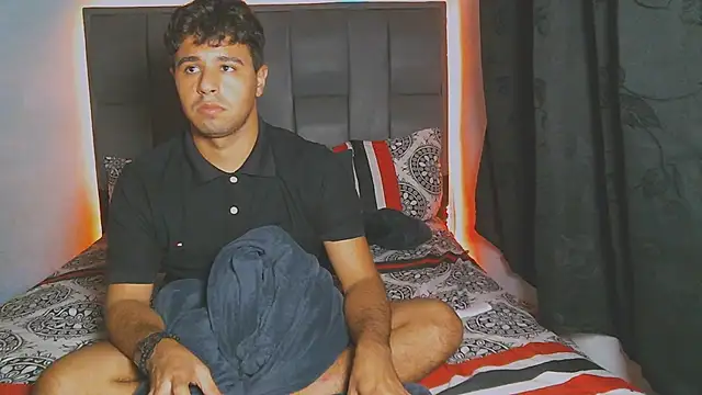 Snapshot of beautiful_james chatting on December 17, 3:06 am beautiful james online show from December 17, 3:06 am