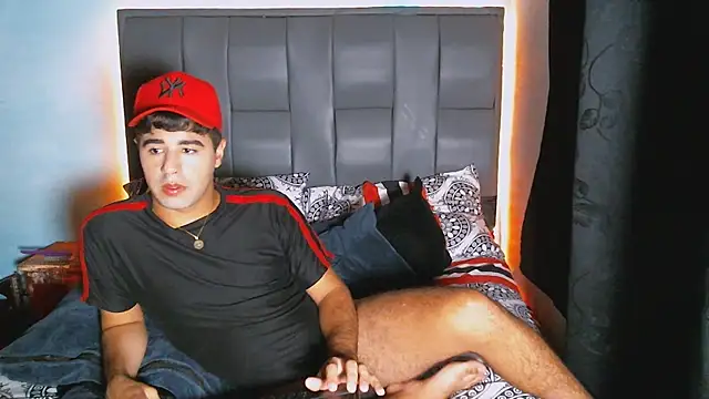 Snapshot of beautiful_james chatting on December 21, 3:14 am beautiful james online show from December 21, 3:14 am