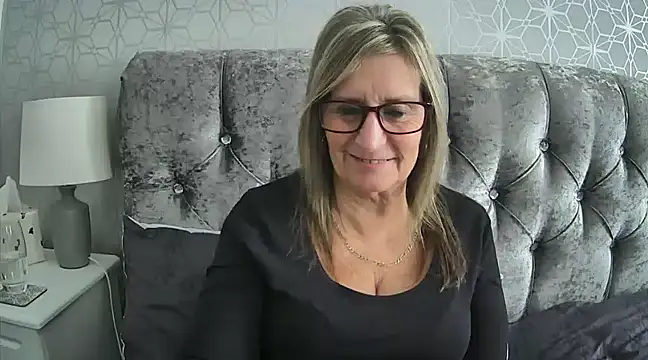 Snapshot of Additive_Mature_Linda chatting on December 2, 1:02 pm Additive Mature Linda online show from December 2, 1:02 pm