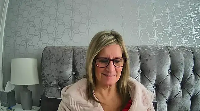 Snapshot of Additive_Mature_Linda chatting on December 16, 10:50 am Additive Mature Linda online show from December 16, 10:50 am