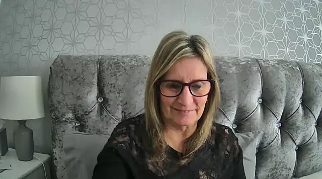 Snapshot of Additive_Mature_Linda chatting on January 20, 11:45 am Additive Mature Linda online show from January 20, 11:45 am